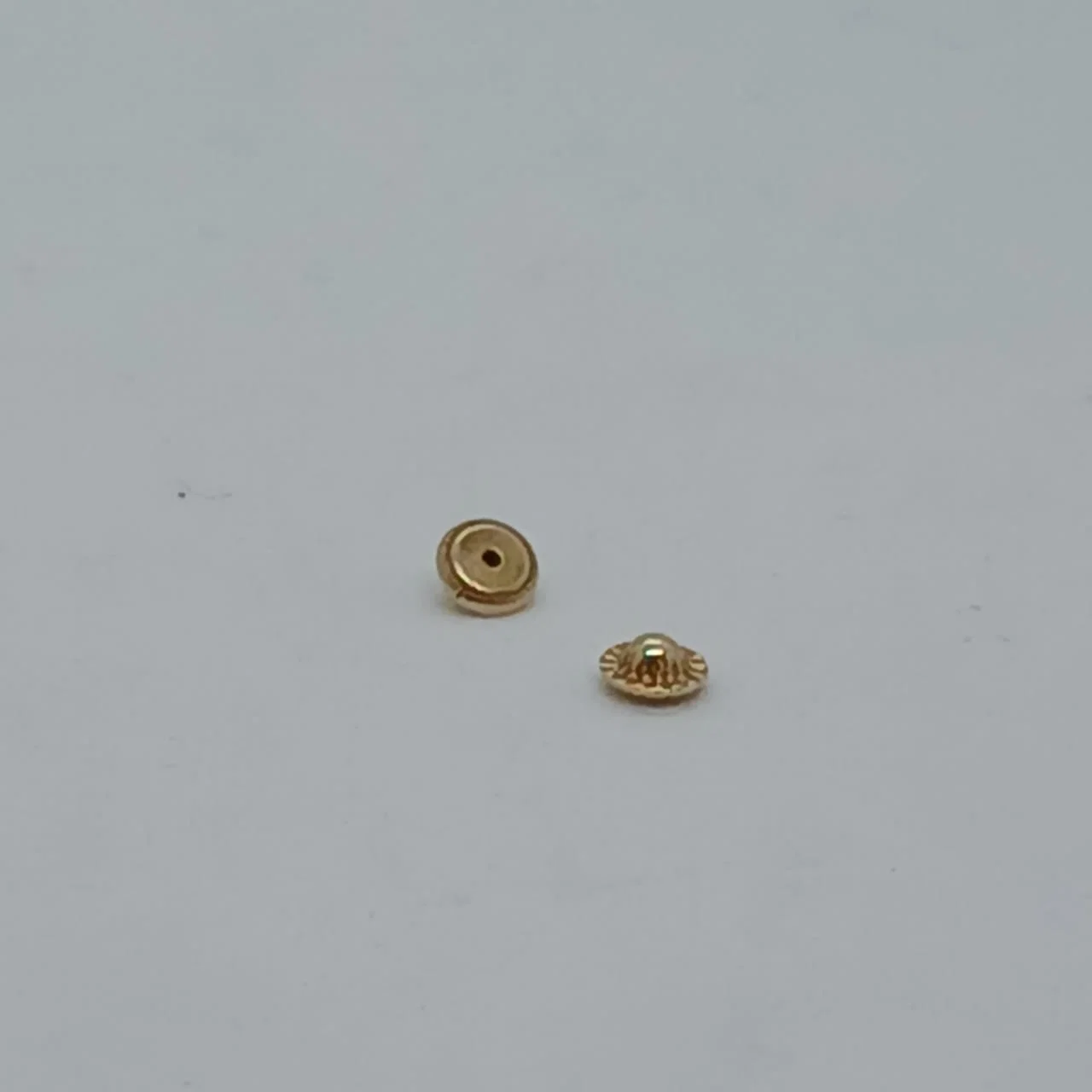 Zarcillos Abridores Mariquita Blanca 18K - Vista 2
