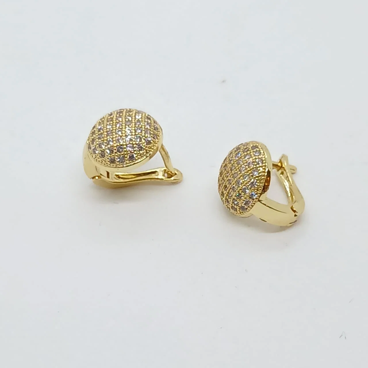 Zarcillos Huggie Pavé Dorado - Vista 3