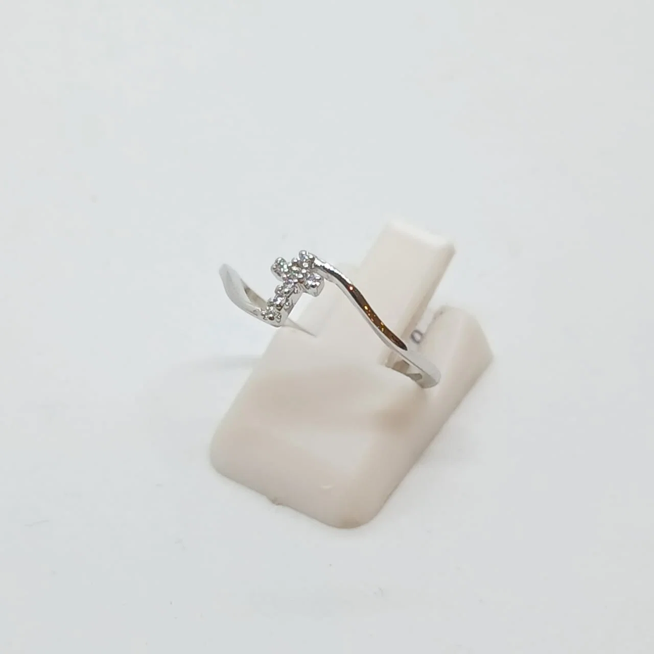 Anillo Cruz Chevron Plateado - Vista 3
