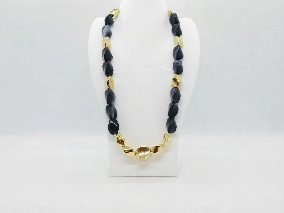 Collar Geometría Dorada - Vista 2