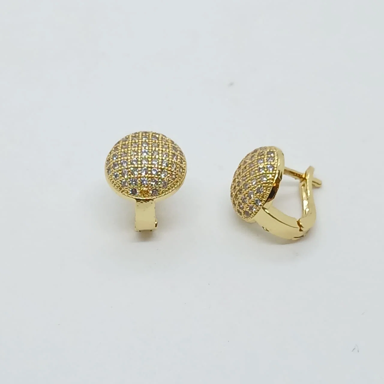 Zarcillos Huggie Pavé Dorado - Vista 2